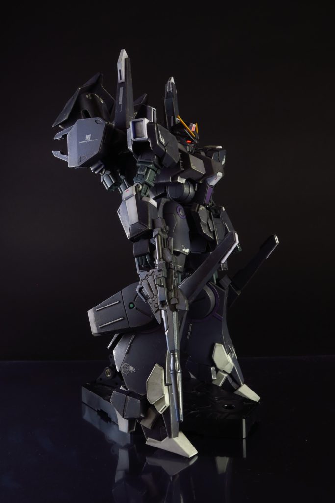 ウェザリングカラーのマルチブラックでフィルタリングし、タミヤエナメルのチタンシルバーでドライブラシ。今回はウェザリングマスターは使わず。部分塗装は少々。あんまり塗れるポイントがなかったんですよね。