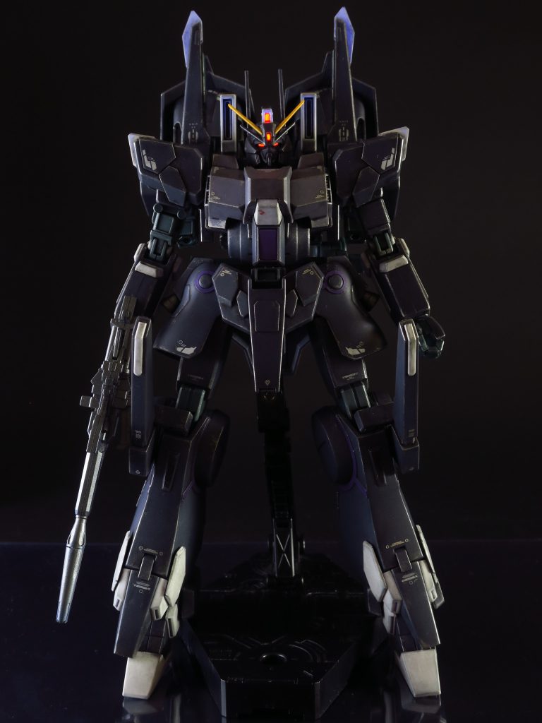 ツインアイは蛍光オレンジにしました。たしかクレオスの水性。そしてブラックライトで光らせてます。背中の方が青くなってるのはそのせいです。ちなみにブラックライトは波長が365nmのものを使いましょう。