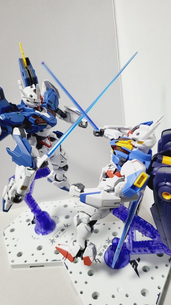 エアリアル改修型とエアリアルフライトユニット装備を一緒にディスプレイしてみました。エアリアルの曲線デザインもいいですが個人的には改修型の角張ったデザインの方が従来のガンダムらしさがあって好みです。しかしどちらも素晴らしいキットですよね。多くの人の手に行き渡るといいですね…