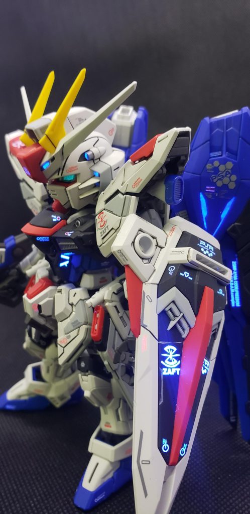 マスターグレードのデカール貼っています(*´・д・)*´｡_｡)ｩﾐｭ