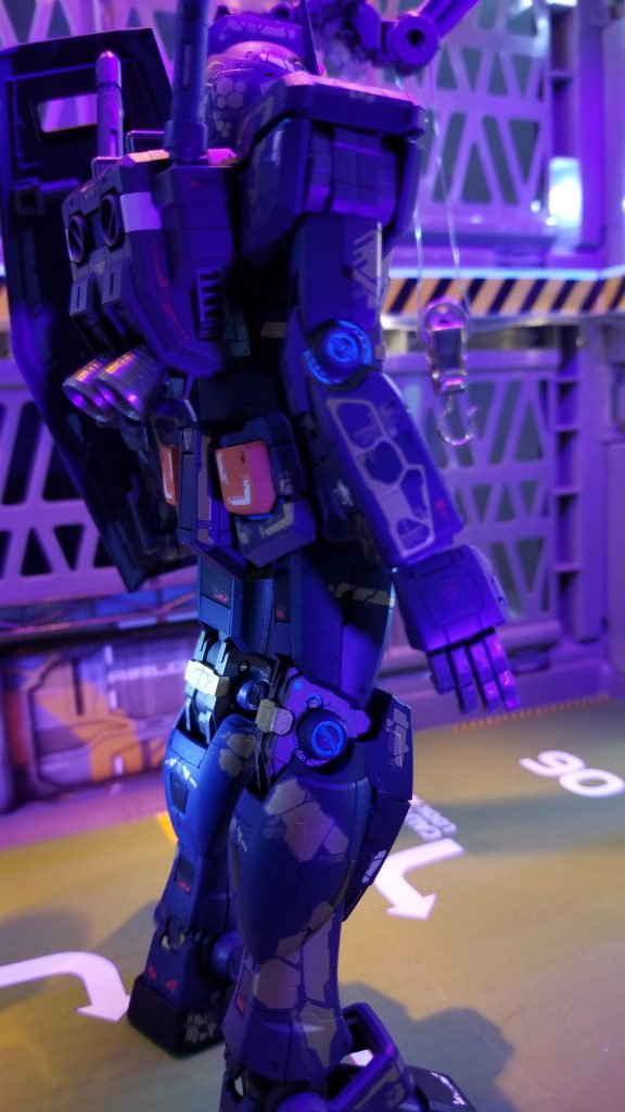 肘関節や膝関節もほんのり発光。踝や脇もほんのり発光します。