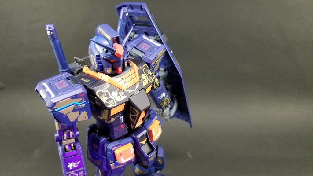 MGガンダムVer3.0を使用。パーツも3つの青で分割したつもりなんですが、よ~く見ないと2色しか判別できません。これまた、がっかり(´・ω・`)