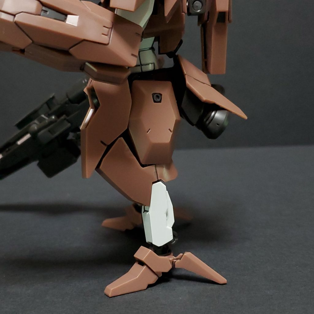 本機の特徴である長い腕と短い脚。