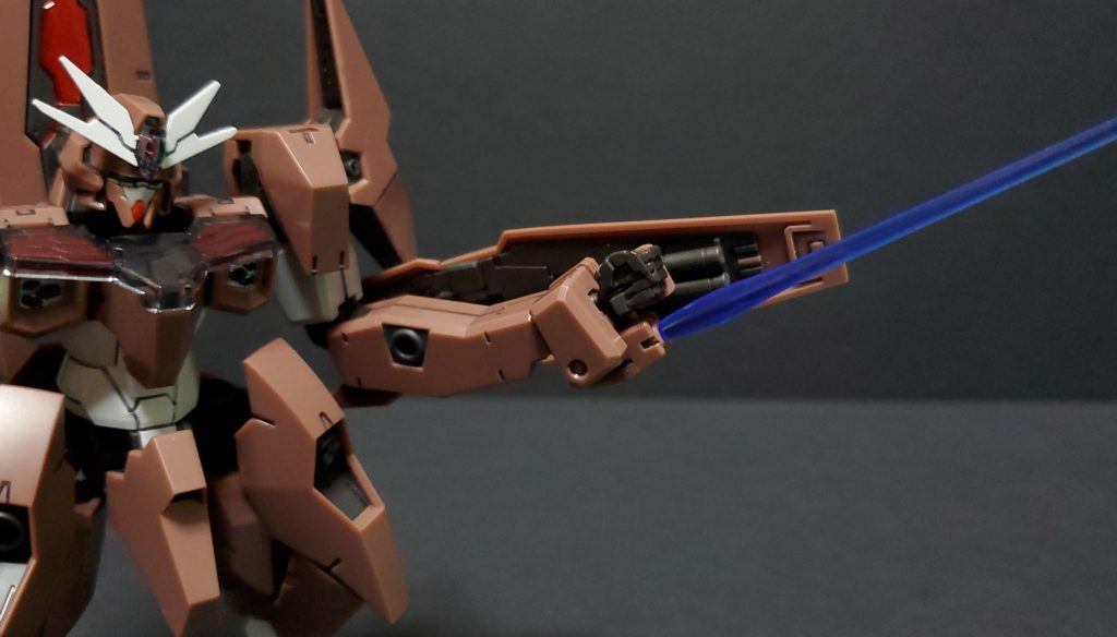 ビームサーベルユニット。腕に内蔵され、使用時に前方に回転し刃を形成します。また、ビームサーベル単体もシールド裏に装備されています。