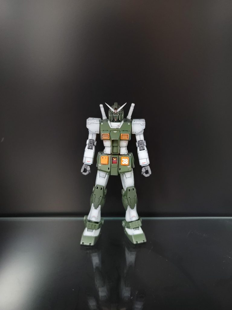 中身ガンダム。地味に装甲2枚分のデカールやらウェザリングやらでフルアーマーって結構時間使うんだなーという学び