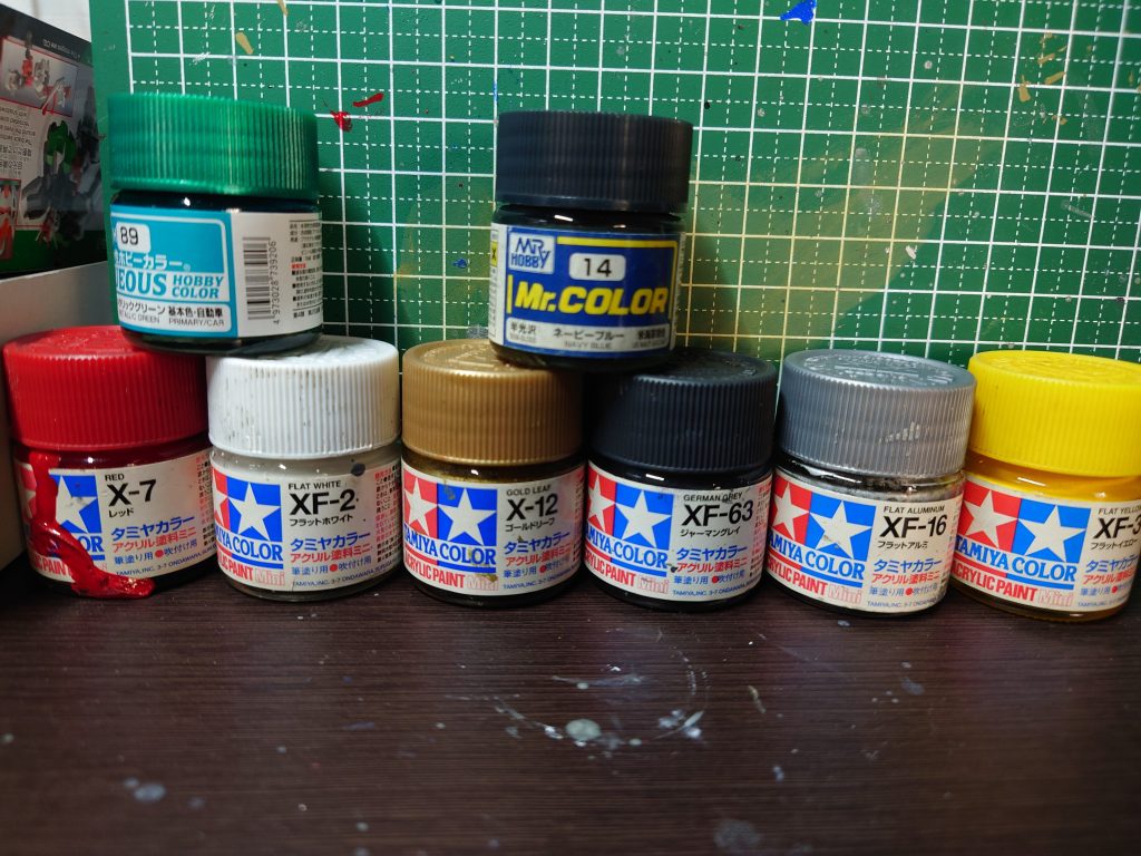 今回塗装に使用した塗料です今回のキットはあまり差し色を入れられなかったのが正直残念でした。最初は肩アーマーの上部分を赤に塗装していたのですがなんかとてもチープな色合いになってしまったためやめました。今後の目標として整形色と合わせてもチープにならないような組み合わせを色々試して見つけていきたいと思います。これからもちまちま作成していきますので、また見に来ていただけると嬉しいです。ここまで見ていただきありがとうございました。