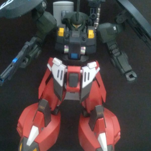 Could be a future project. The HG Dilanza combined with the HG Alteisen. The arms are a little short to combine with the Alteisen,but I can always extend them（1枚目）