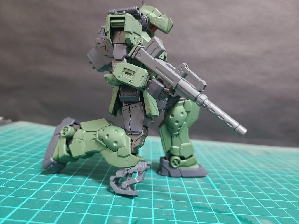 右膝には狙撃時の姿勢安定の為のニーパッドが増設されている。