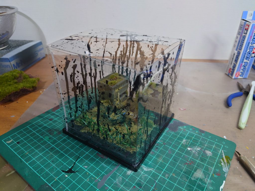 自分なりに水星の魔女におけるガンダムという存在の表現に挑戦してみた作品です。カバーを外した状態だとMSに草木が生い茂る神秘的な光景に見えるが、現実ではガンダムを巡る争いや策略によって混沌に染まっている。