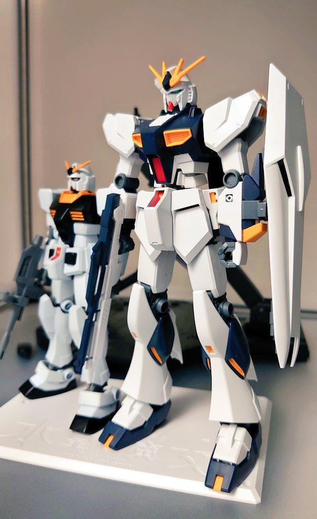 仮組み何もしなくてもスタイルが良くてカッコいいなぁ😆(はめ込むと取れなくなりそうな箇所あるので緩めにはめてる所もあり。)以前νガンダム風カラーに塗ったエコプラガンダムと共に。