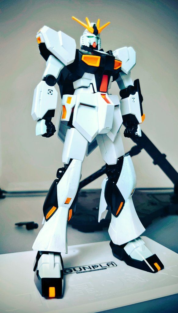 秋葉原工作室でエアブラシ塗装にチャレンジ。ボディの白にほんのりグリーンを足してみたり、黒いところが元の色だとちょっと青味が気になったのでより黒強めにしてみた。