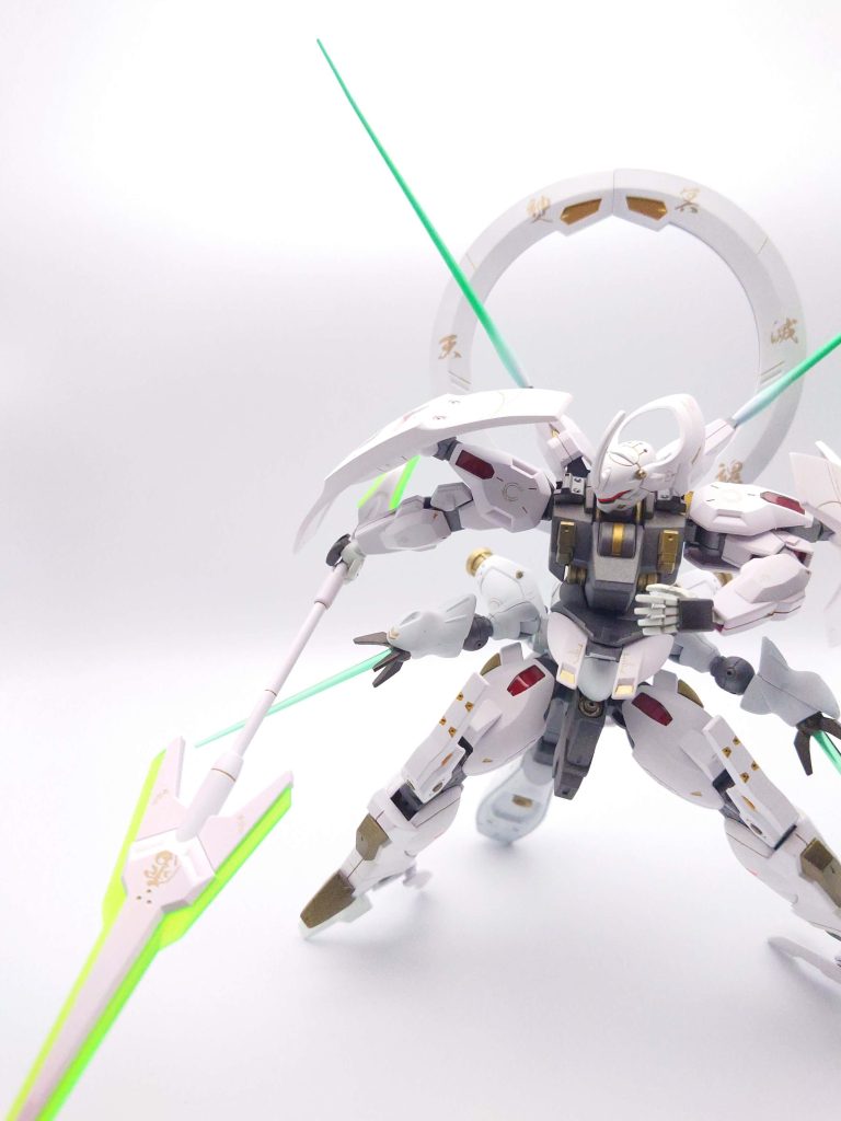 いつも撮影ではポージングと自立の狭間で苦労するのですが、今回は尻尾を活用しています。