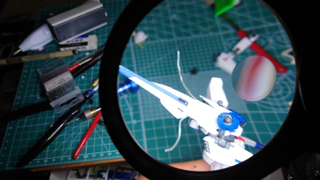 某玩具のプリスターの針金を、肩ボールジョイント付け根に括り付けて背中から逃しました。