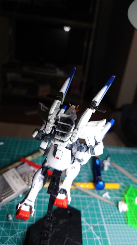 背面はこんな感じです。ピンバイス1.5mmで貫通させてそこに通しました。肉抜き部分にうまいこと入った時、我ながら良いアイデアだなと…ケーブル代わりの針金も塗装していけたらなと！