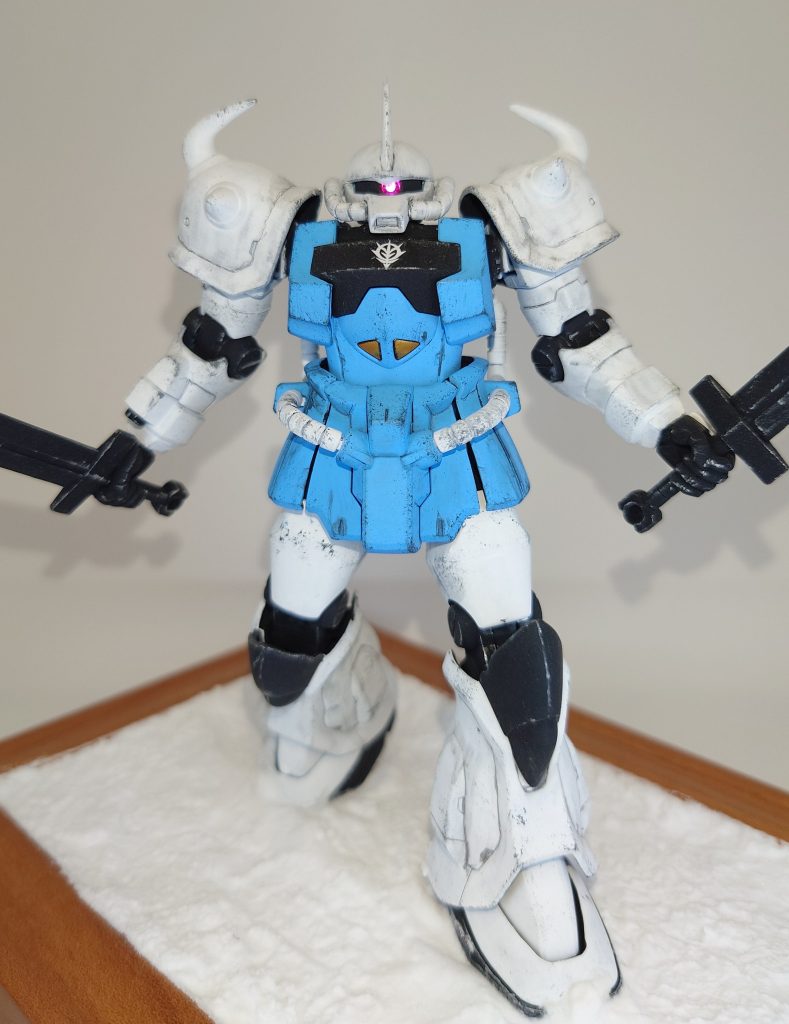 モノアイに百均のラインストーンを仕込んだので、フラッシュなどの光を拾ってモノアイが光ります。