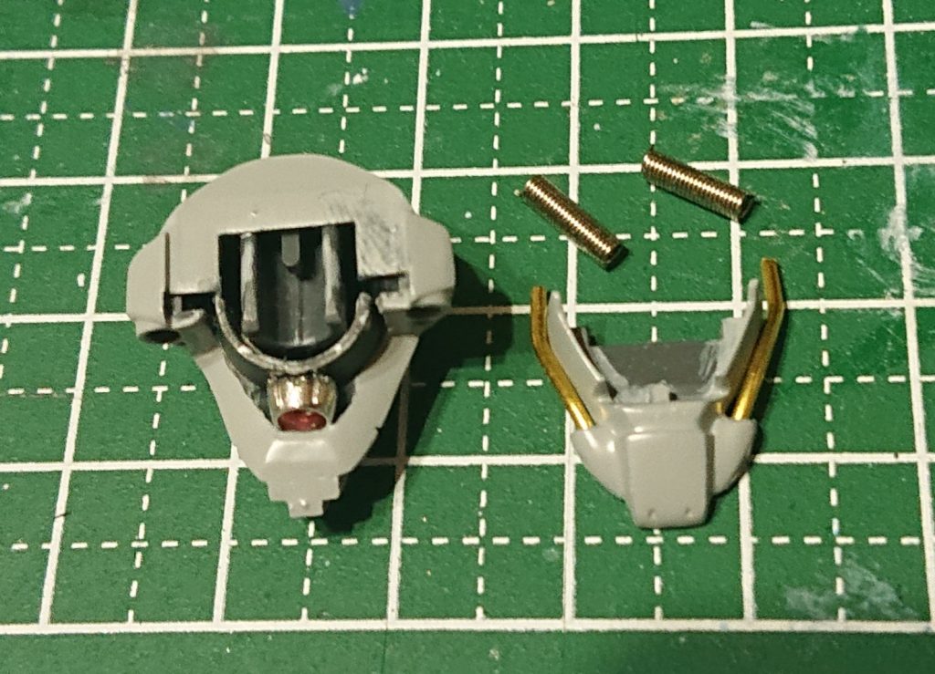 ガンプラは顔が命なので工作をへこへこと😤