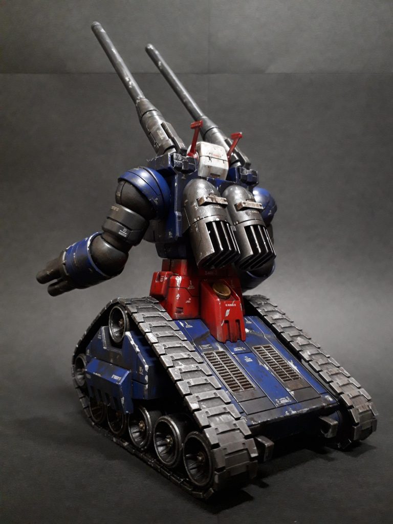 キャタピラのうっすらシルバーが乗った感じは満足。基本の塗りは、黒鉄色のままだと暗すぎる気がしたのでシルバーを調色。そこにシルバーでのドライブラシとウェザリングカラー2種類でウォッシング(?)やらチッピング(?)を重ねてようやくこうなりました。塗る→やりすぎ→綿棒で拭き取り→拭き取りすぎ→塗るのエンドレスw