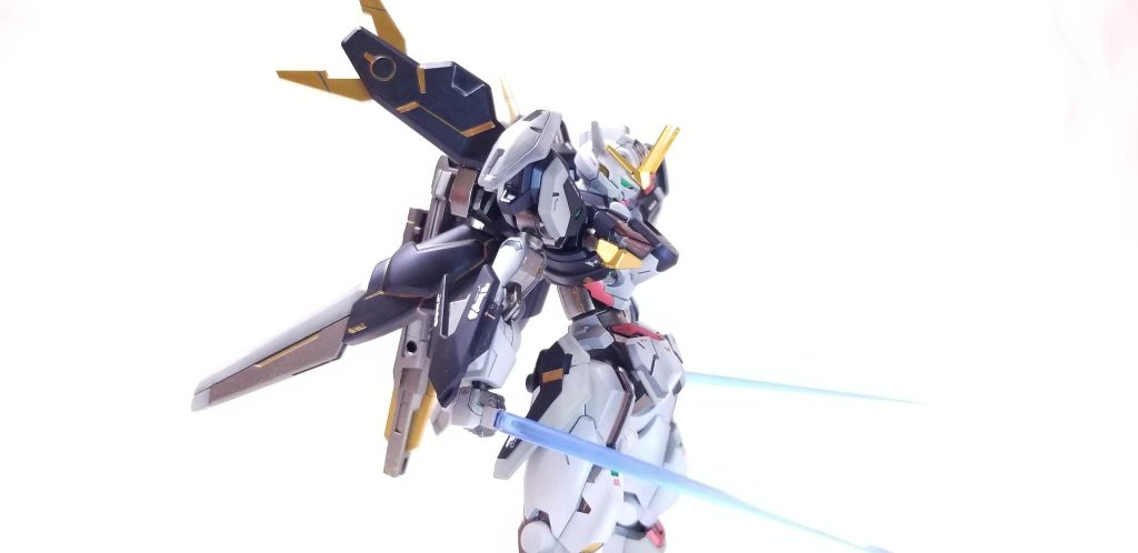 サーベルを構えてサイドショット。S字立ちがキマります。