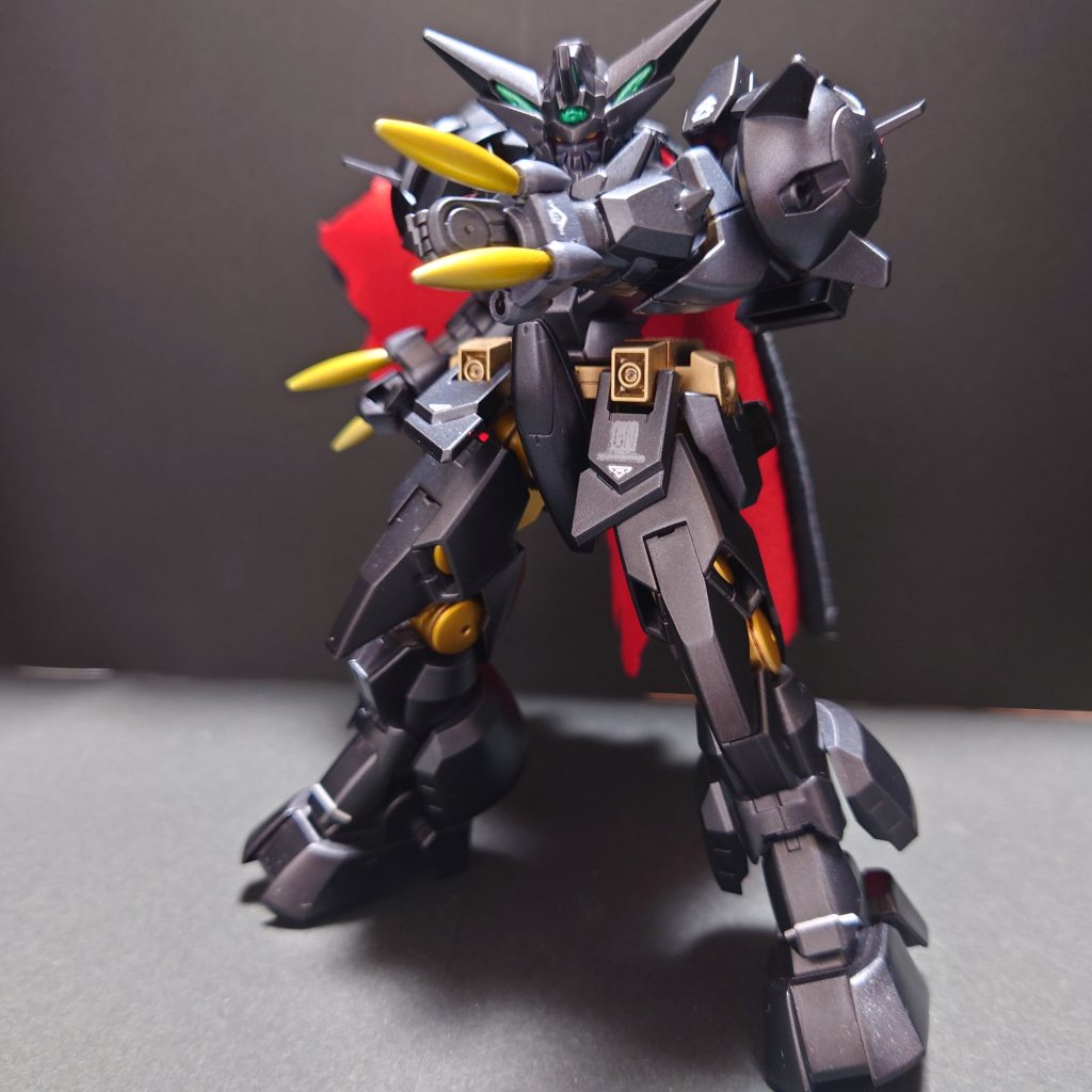 スパイクは、アルミシルバーにクリアイエロー吹いています金色は3色使っています関節→ゴールドにクリアイエローベルト位置→ゴールドのみすべて、下地はメタルブラックです