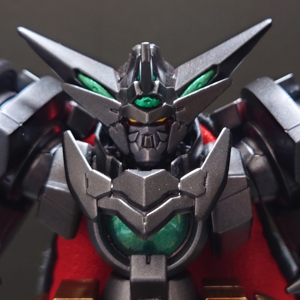 お顔のアップです見ずらいですが、カメラアイの下には、ガンマカの赤で塗装しています