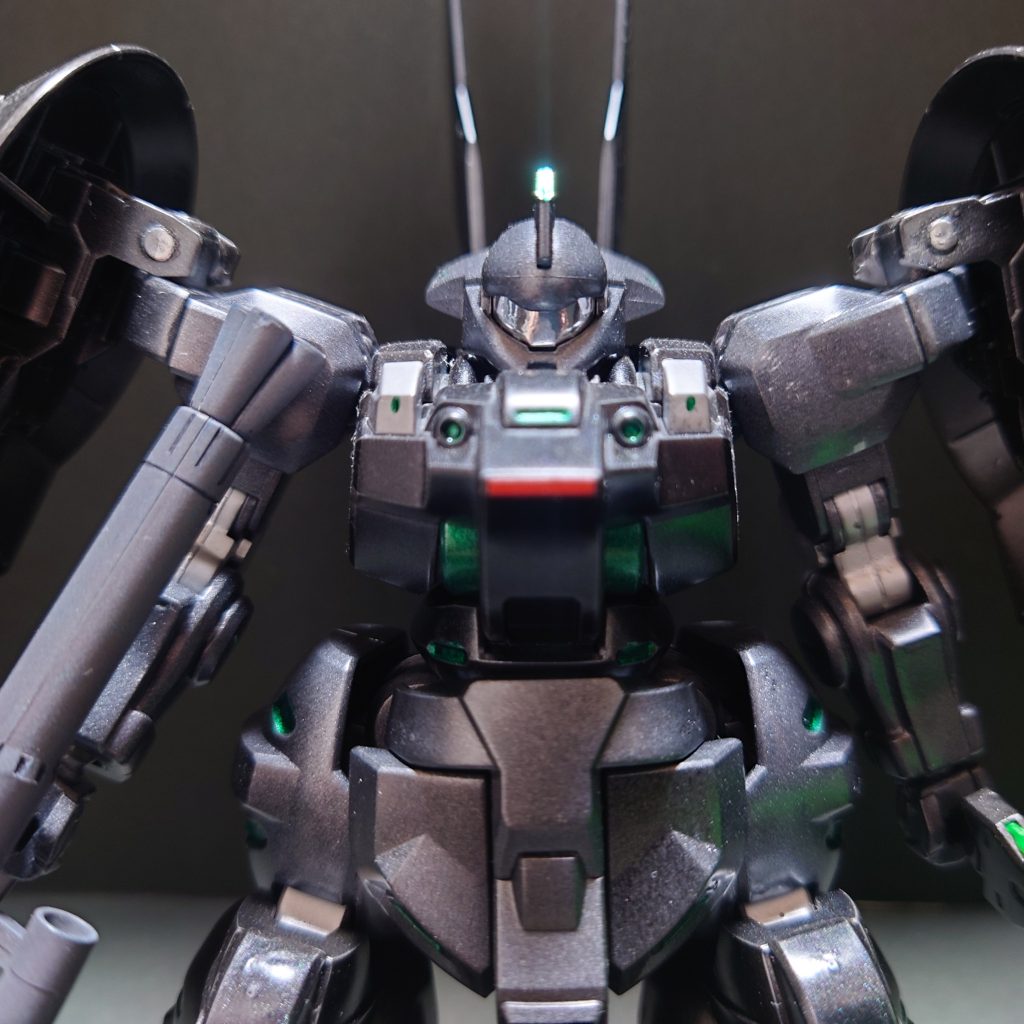 無機質なイメージにしたかったので、ホロシールの銀色部分をカメラアイに貼ってみました思ったよりも、効果あったと思います