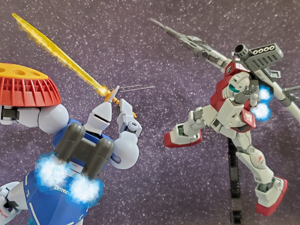 ここぞとばかりに、間合いを詰めるジオン新型MS❗モンシア少尉もビームサーベル基部に手をかけ、バーニアを吹かし前に出る💨✨