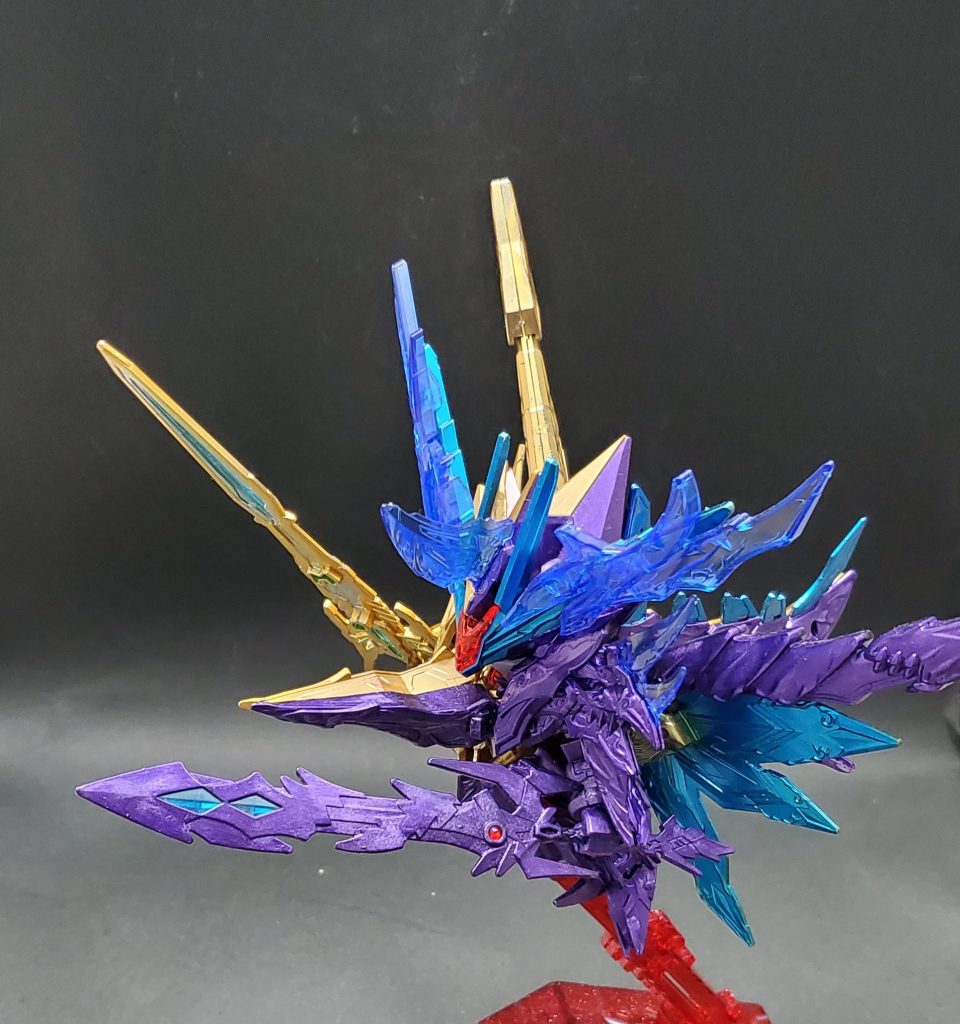 反対側から雷龍剣の穴にクリアーのランナーの切れ端を入れてオーブっぽいものを作ってます。ナイトワールドの別人…ではなく元のファイナルフォーミュラーの新たな姿そのもので、キャプテンとコマンダーが合体した姿という脳内設定です