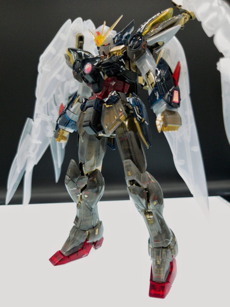 全体図。左肩パーツがそもそもランナーに付いていなかったので通常MGから拝借。クリアカラーから透けるゴールドのフレームがとても気持ちがいい……