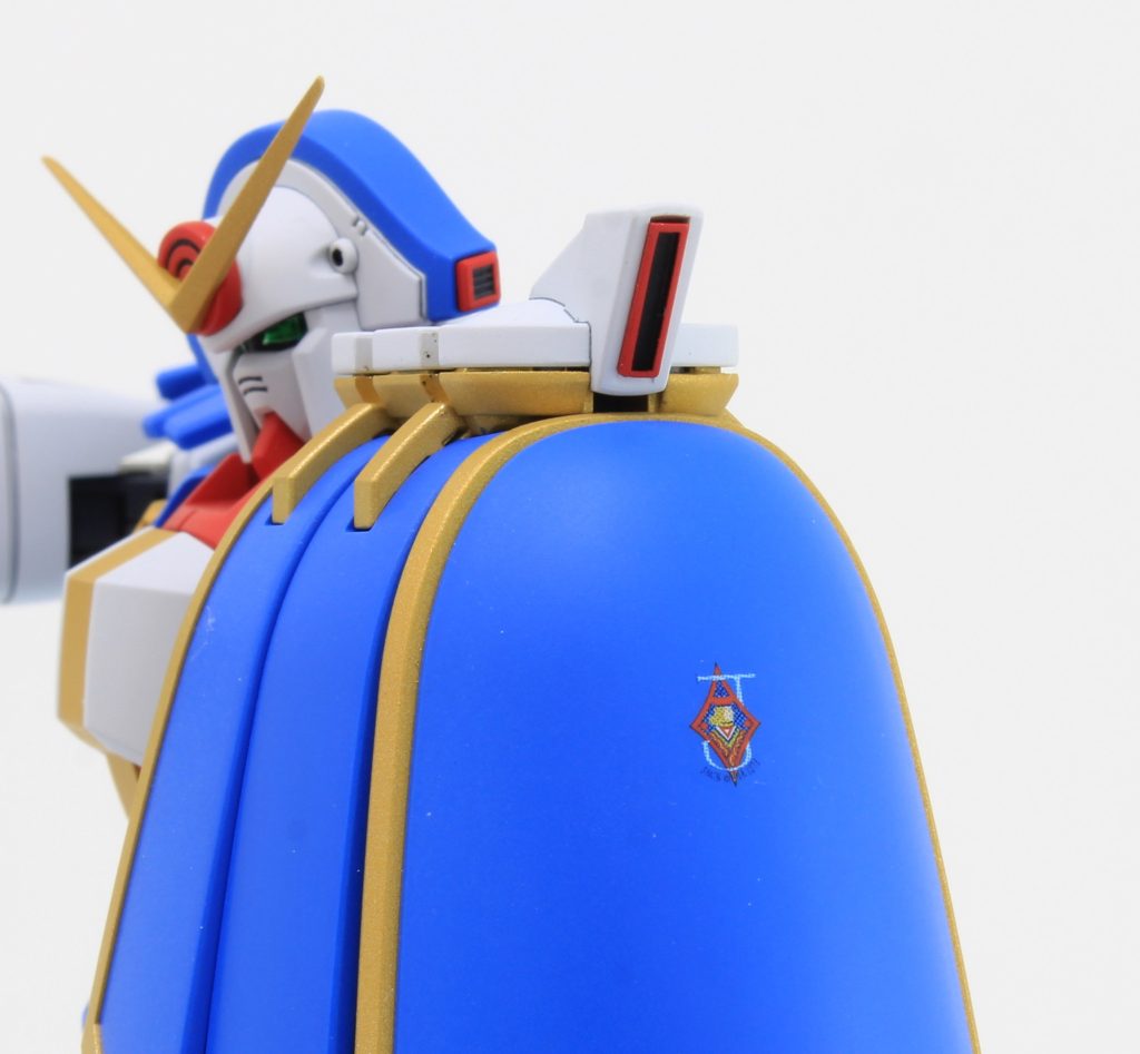 左肩の空間が気になったので市販のダクトパーツで埋めています