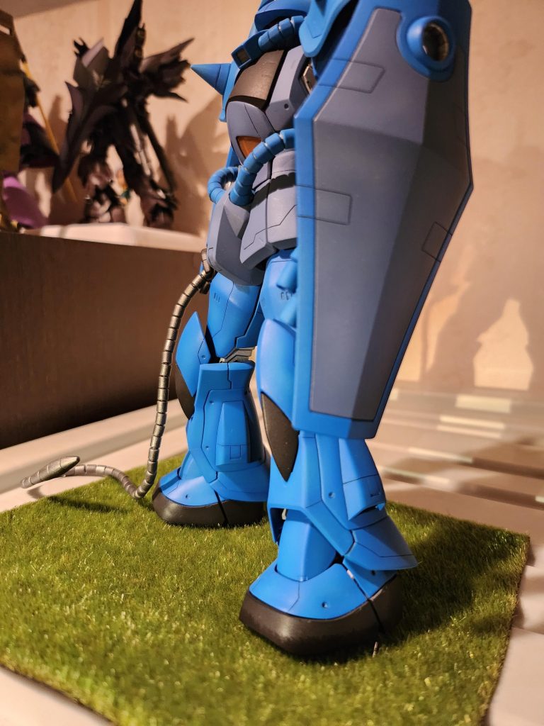 盾は、当初から想定してたであろう何かしらをマウントできるような固定具がはまる位置にスジボってみました。