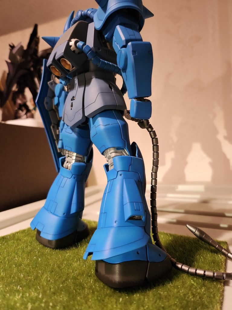 判りづらいかもですが、裾の一部を切り取ってみたり、ふくらはぎの側面にある排気口を削り広げて、内部フレームが良く見えるようにしてます。