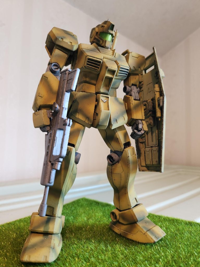 前回森林迷彩塗装で味を占め、今回は砂漠迷彩塗装をしてみました。サンドブラウンをベースに、緑、茶、黒で迷彩パターンを表現しました。