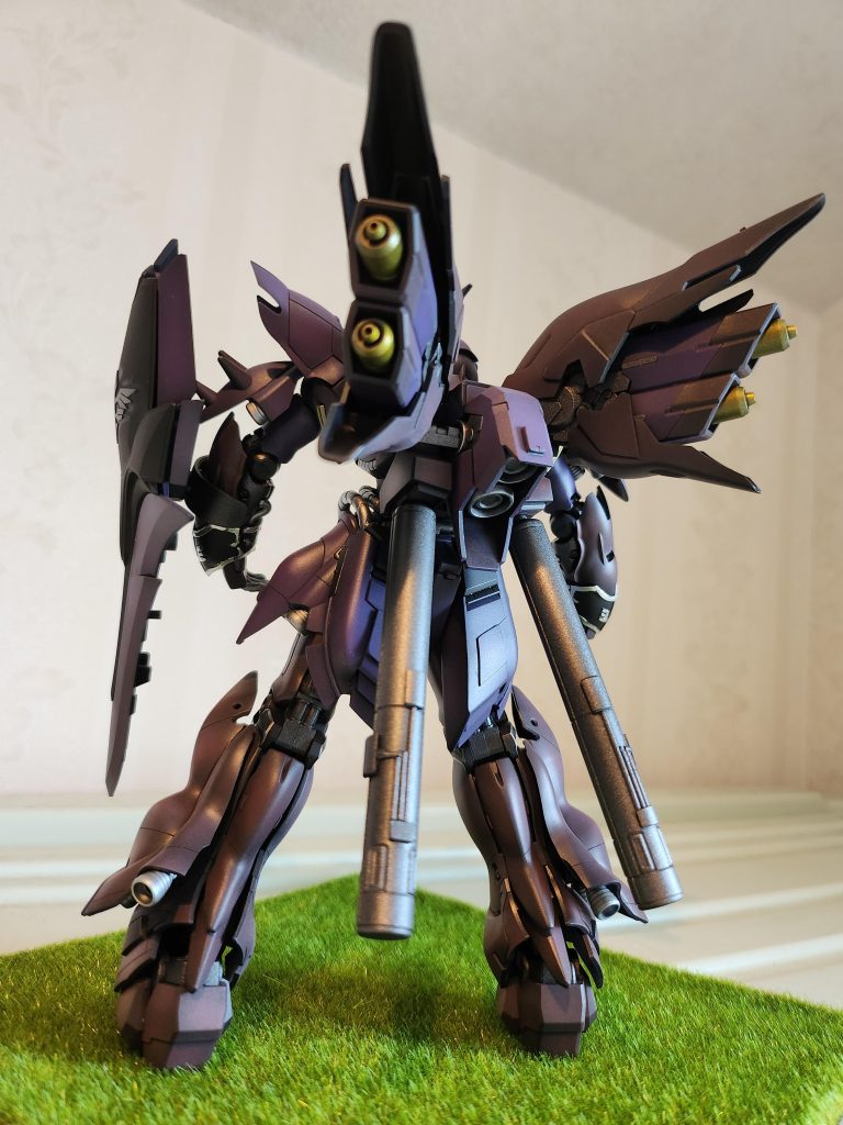 スジボリとプラ板、プラ棒でディテールアップしました。特筆は、バーニアにHGヤクトドーガのファネルが難なくはまったのが良い感じになりました。エングレービングは初めて挑戦しましたが、難しくてある程度で断念してます(笑)