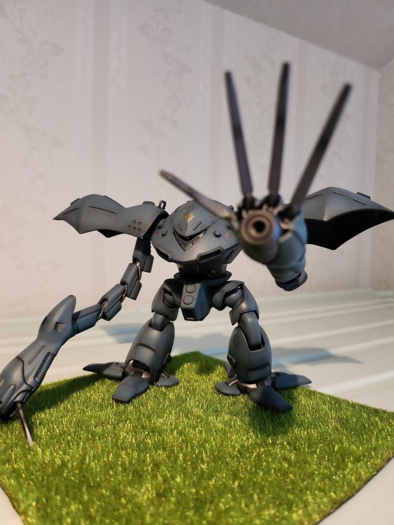 色彩は、実際の艦艇に使われている青系を黒立ち上げで塗装。不気味な感じが出たと思います。