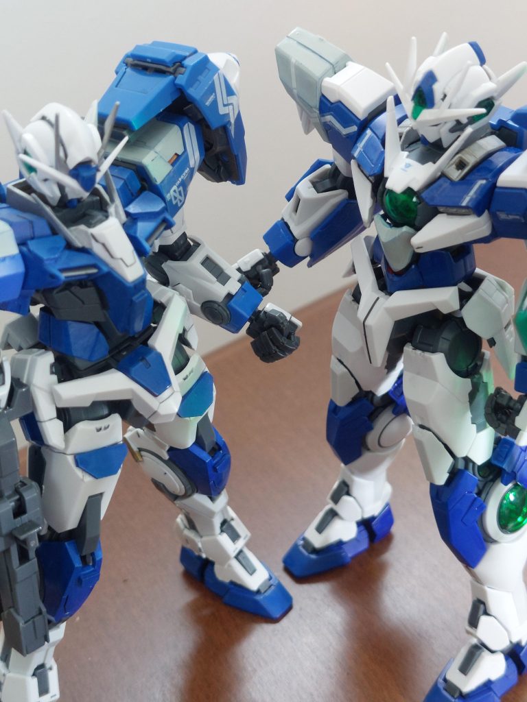 以前制作したダブルオーとパシャリ。これなら後継機と言っても、違和感ないでしょうか。個人的に顔はダブルオーの方が好みです。