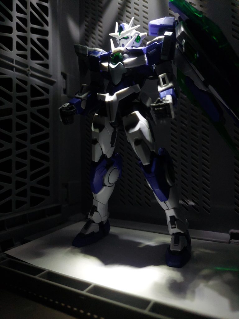 暗闇の格納庫に現れるオークアンタ。暗すぎましたかね…