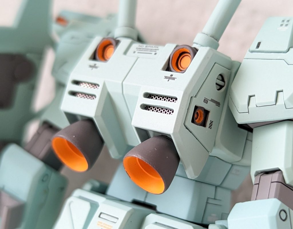 ジム指揮官機を参考にビームサーベルのマウント数を二本に増やしております！それと全モデラーの大好きなスリットを開口して、メタルパーツをチラ見せ大サービスです😳