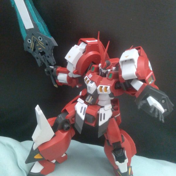 Starting on the HG Alteisen from the super robot wars game. I'm not sure which one, since I don't follow that series. What I have done so far: moved the white parts from the back of the shoulders to the knees, equipped it with a kotobukiya msg sword, will be adding thrusters into the red parts on the shoulders, adding fuel tanks, adding a custom made gatling cannon and energy tank, and eventually painting it. This HG Alteisen isn't a bad kit. It's slightly bigger than most HG kits. （1枚目）