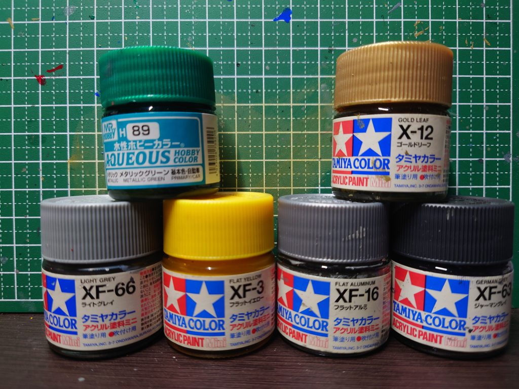 今回塗装に使用した塗料です作ってみたいガンプラを買っていたら1体作るのに時間がかかりすぎるため積が多くなってきました…今作成中のミカエリス作成後は仮組がてらのパチ組が増えるかもしれませんがこれからもちまちま作成していきますので、また見に来ていただけると嬉しいです。ここまで見ていただきありがとうございました。