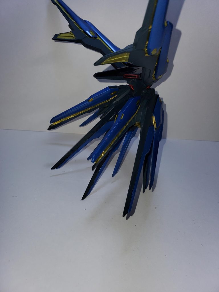 下のブースター部分には、フリーダムガンダムの翼を付けてみました！