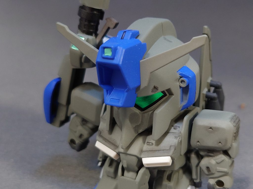 頭部は額をメガキャノン付きのものにしてC1/2型にしました。元々はグレーであるところを青に塗ることでZZのようなみたいな感じになりました(喚起)あと額のセンサーにはラピーテープを貼ってます。
