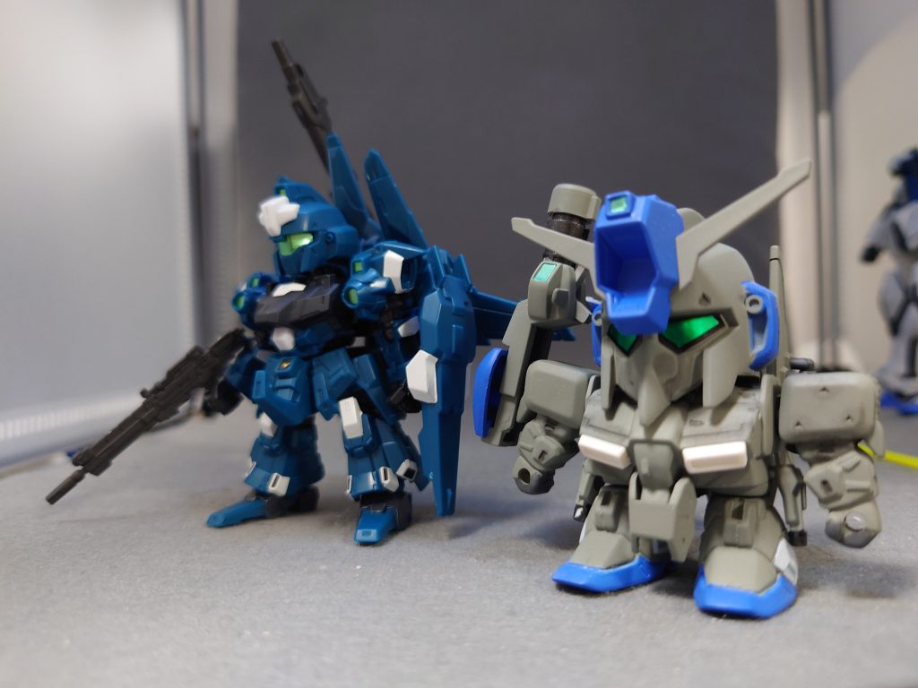 ガンプラではないですがモビリティジョイントのリゼルと。······いや等身違いすぎるだろ。こうしてみるとリゼルのほうはデフォルメ体型ではあってもSDとはちょっと違うんやなって今更ながらに気付くという、ね。
