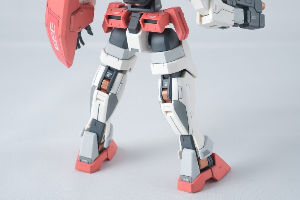 下半身後ろ姿。ももから足首まで真っ白なので、スジボリしてグレーを2種塗りました。ひざ裏は(銃口や肩の噴射口も)カッパーで塗っています。