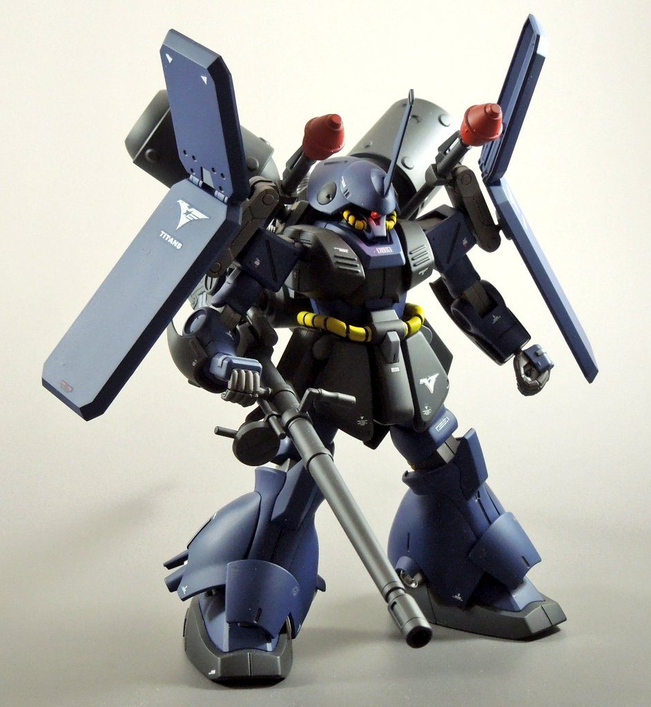 存在をアピールするためにティターンズのデカールを貼りまくりました。乗っている本人もティターンズの誇示を目的としていると脳内設定。