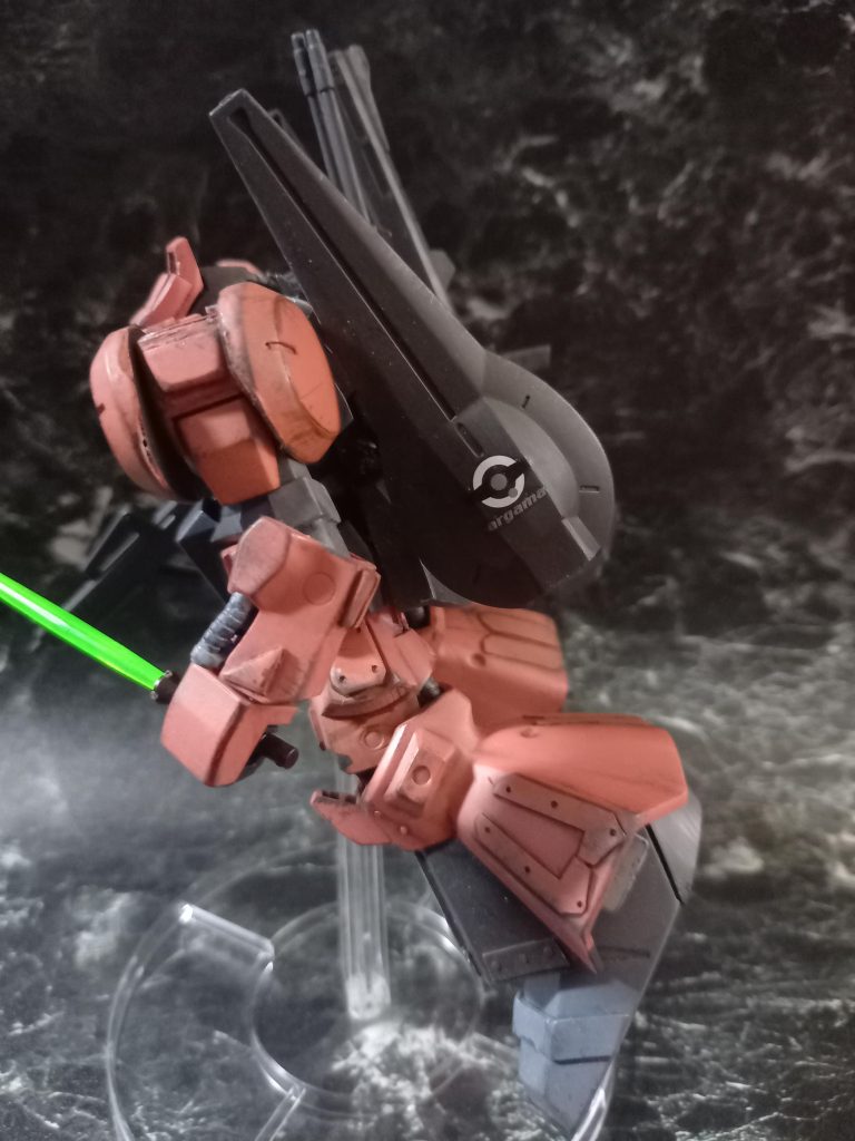 元ジオン兵で旧ザク乗りだった事もありショルダータックルが得意　なので肩の形状を変更している。