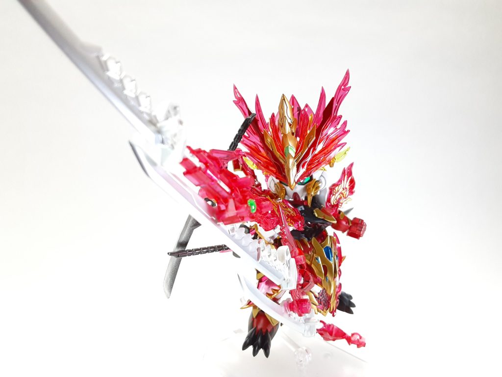 刀はパールシルバーとガンメタルで塗装、刃にスパークリングシルバーを吹き付けてより見栄えよく仕上げました