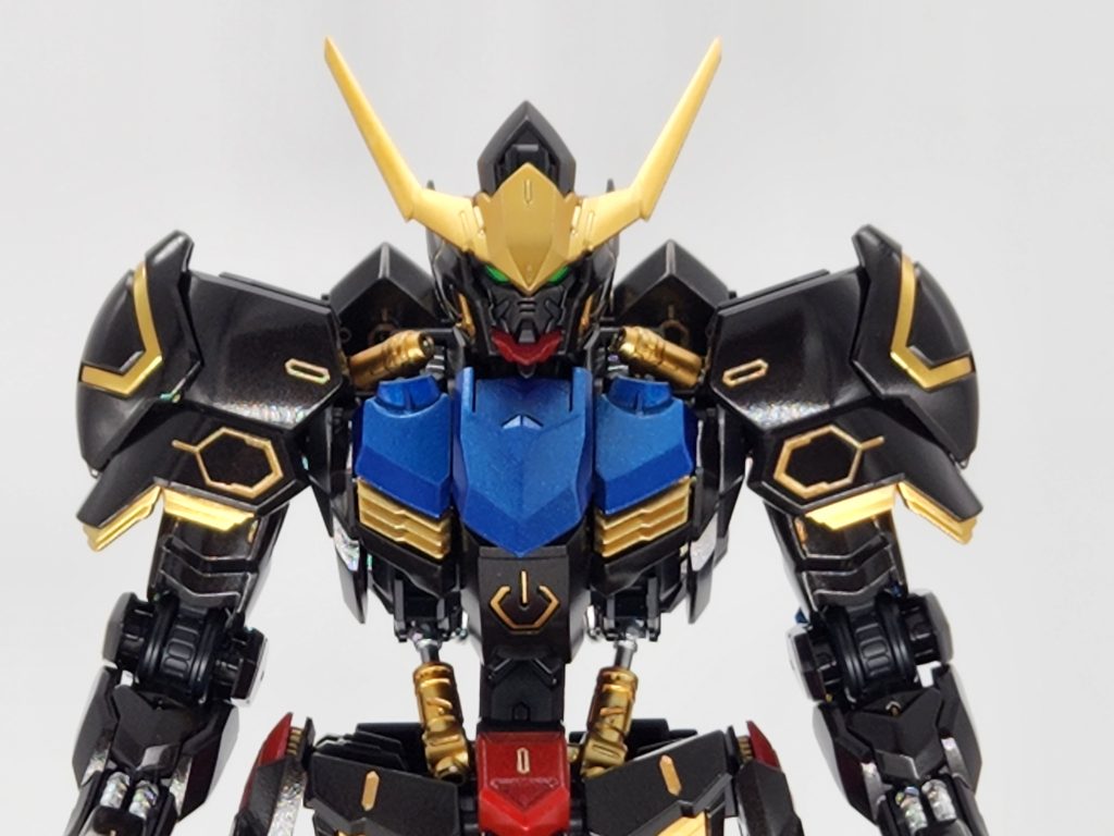 Mr.カラースプレーのメタルブラックで下地塗装、Mr.スーパークリアー光沢またはつや消しFLATプレミアムトップコートでトップコートしました。スミ入れは水性カラーアクリジョンのゴールド、金色部分はガンダムマーカーEXイエローゴールドで塗装。銀色はガンダムマーカーEXシャインシルバー。赤と青部分はMr.カラースプレーのシャインシルバーを重ねて下地に、クリアーレッドまたはクリアーブルーを重ねてキャンディ塗装をしました。