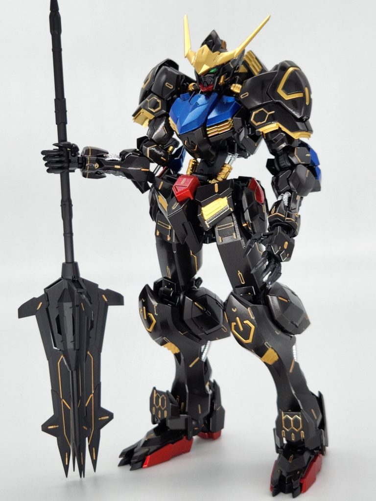 説明書ポーズ。黒と黒が重なるところを光沢とつや消しで質感の差を出しています。メイスはつや消しです。