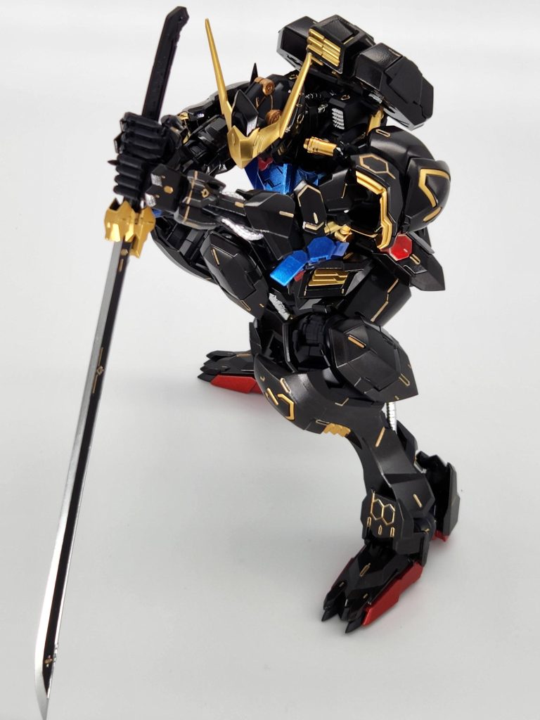 刀はマスキングしてガンダムマーカーEXメッキシルバーで塗装。強く握ると指紋の形に凹むのでとても扱いにくかったです。