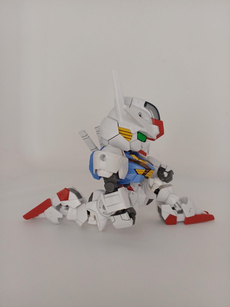 膝関節は、小さな球状ジョイントを使用。膝がスカスカになったので、設定パーツをプラ材にて作成しました。踵も干渉する箇所を削ってあります。